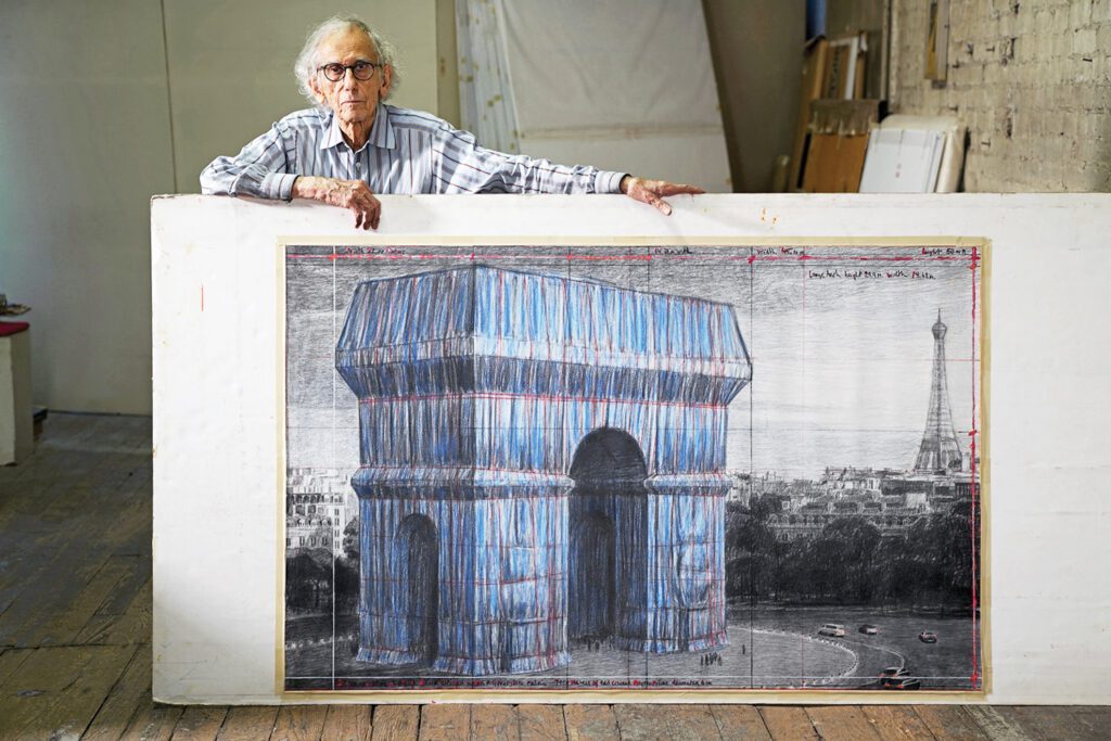 Tens of thousands of yards of fabric temporarily obscured the Arc de Triomphe in Paris, a posthumous installation by Christo and Jeanne-Claude