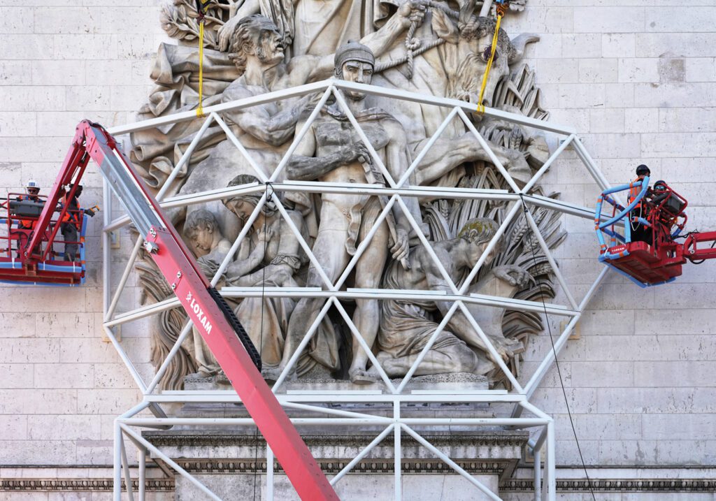 Tens of thousands of yards of fabric temporarily obscured the Arc de Triomphe in Paris, a posthumous installation by Christo and Jeanne-Claude