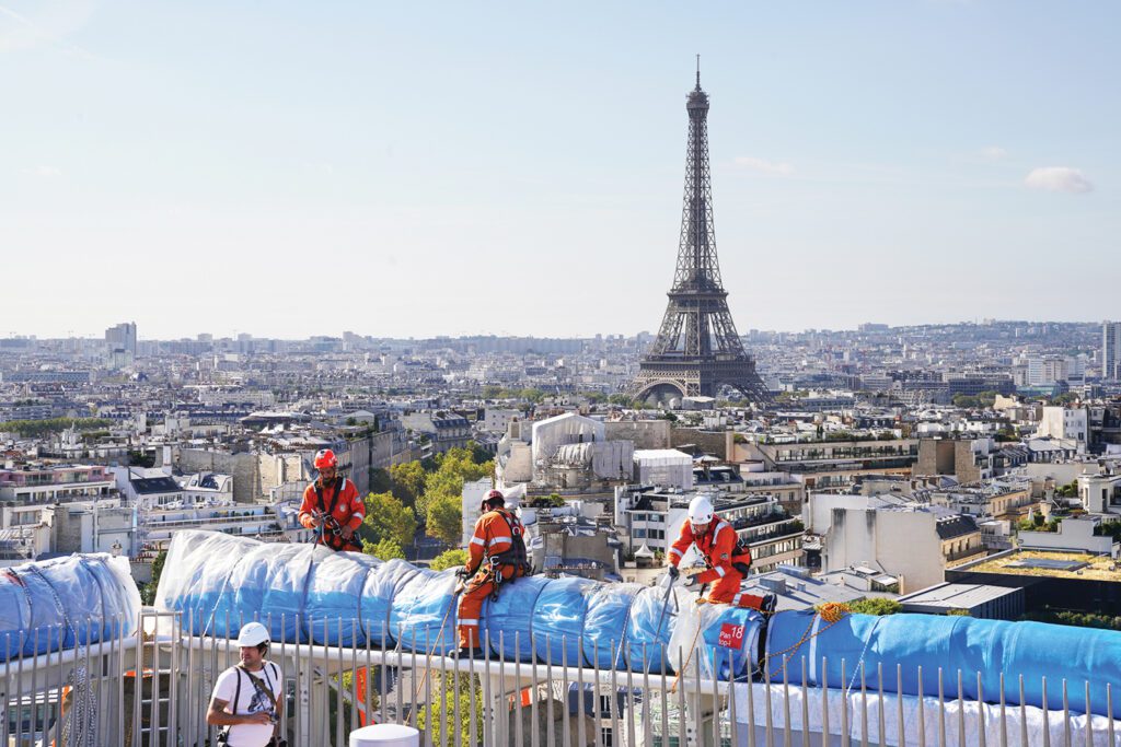 Tens of thousands of yards of fabric temporarily obscured the Arc de Triomphe in Paris, a posthumous installation by Christo and Jeanne-Claude