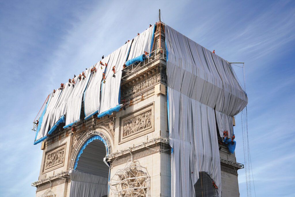 Tens of thousands of yards of fabric temporarily obscured the Arc de Triomphe in Paris, a posthumous installation by Christo and Jeanne-Claude