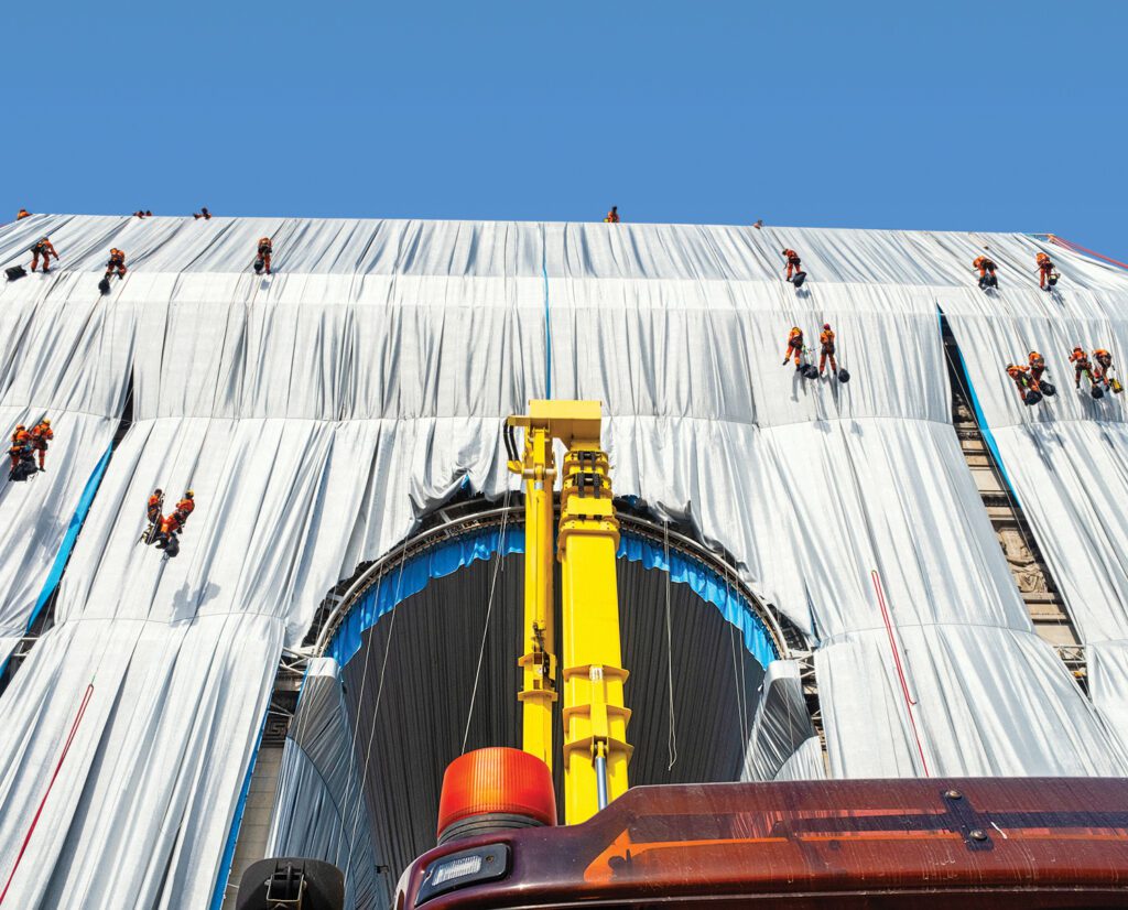 Tens of thousands of yards of fabric temporarily obscured the Arc de Triomphe in Paris, a posthumous installation by Christo and Jeanne-Claude 