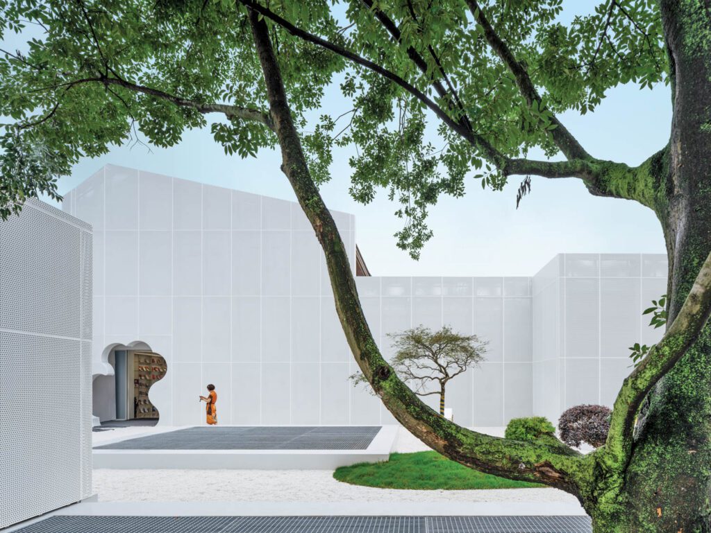 A cloud-shape opening CNC-Cut in the aluminum panels leads from the courtyard to the main entrance.