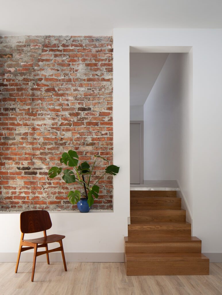 The designers used the same materials as those found in the original structure, namely brick, timber, and concrete, which offers residents sound privacy and acts as a natural thermal mass.
