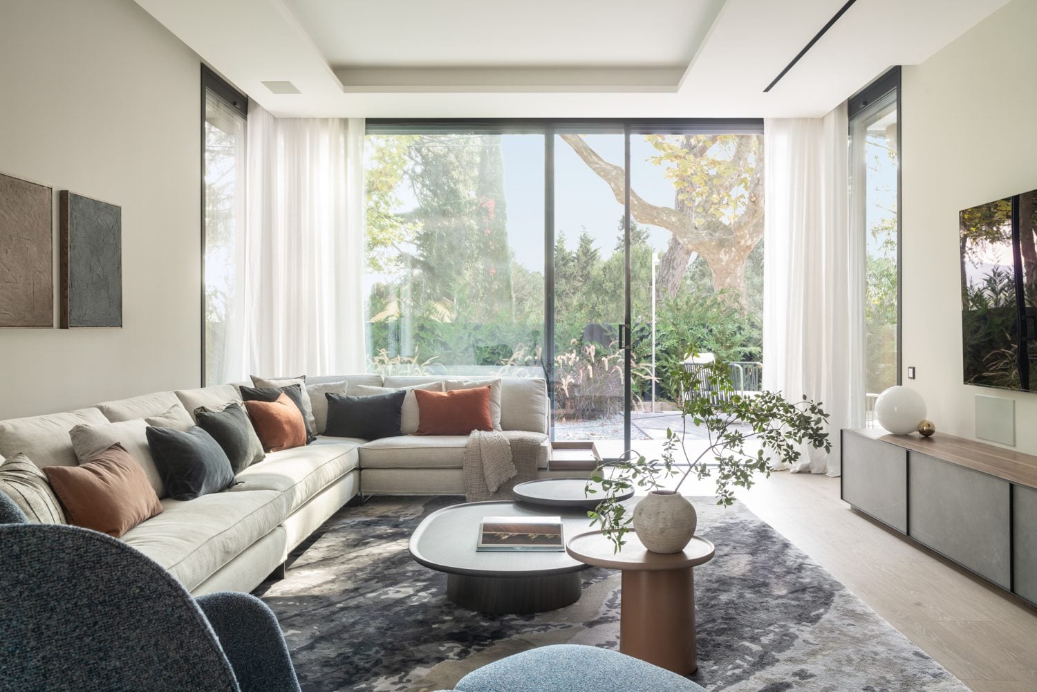 The Room Studio Invites the Outdoors In for a Spacious Family Home in ...