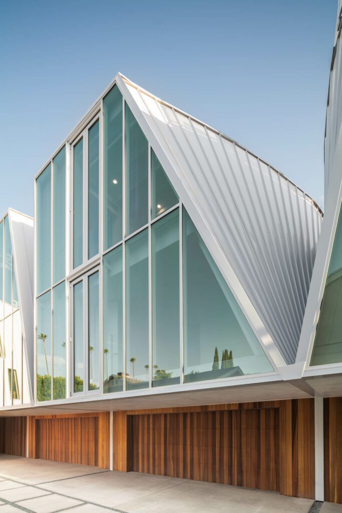 Tweaking the iconic A-frame form, O’Herlihy tilted upper level walls of painted aluminum panels.