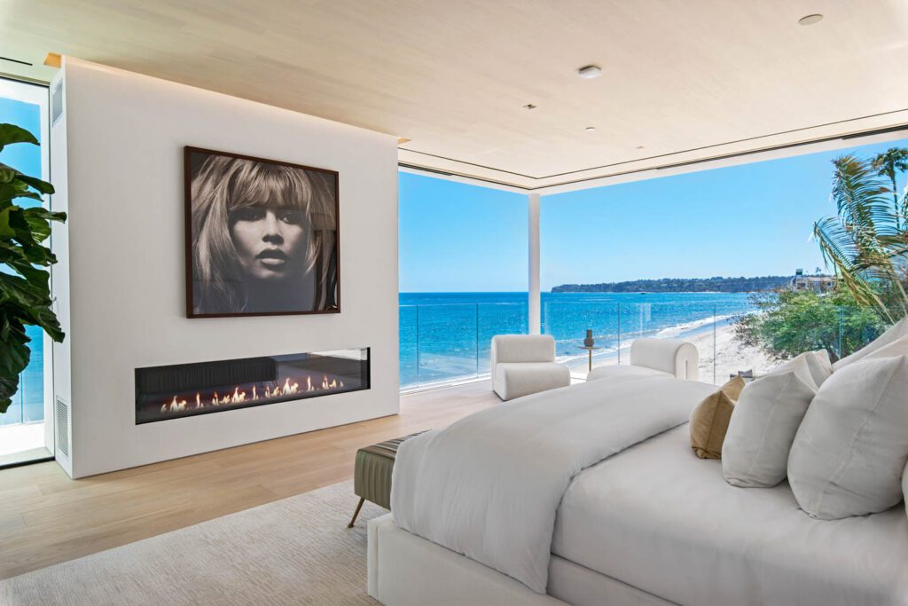 https://interiordesign.net/wp-content/uploads/2022/01/Interior-Design-Oppenheim-Architecture-Malibu-27234PCH_Daytime_Web_033-1024x683.jpg