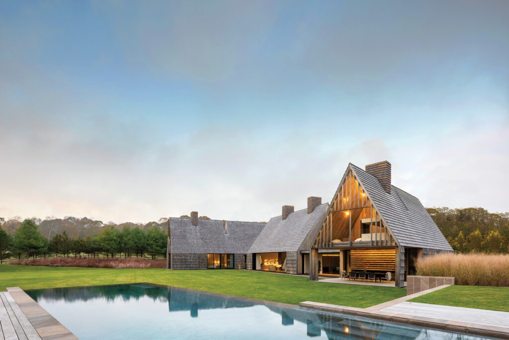 A beach house by Bates Masi + Architects with an meditative pool and a treelined landscape