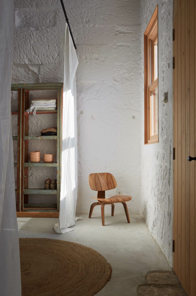 The terrace reading nook features a molded plywood chair designed by Charles and Ray Eames, sourced from Vitra. 