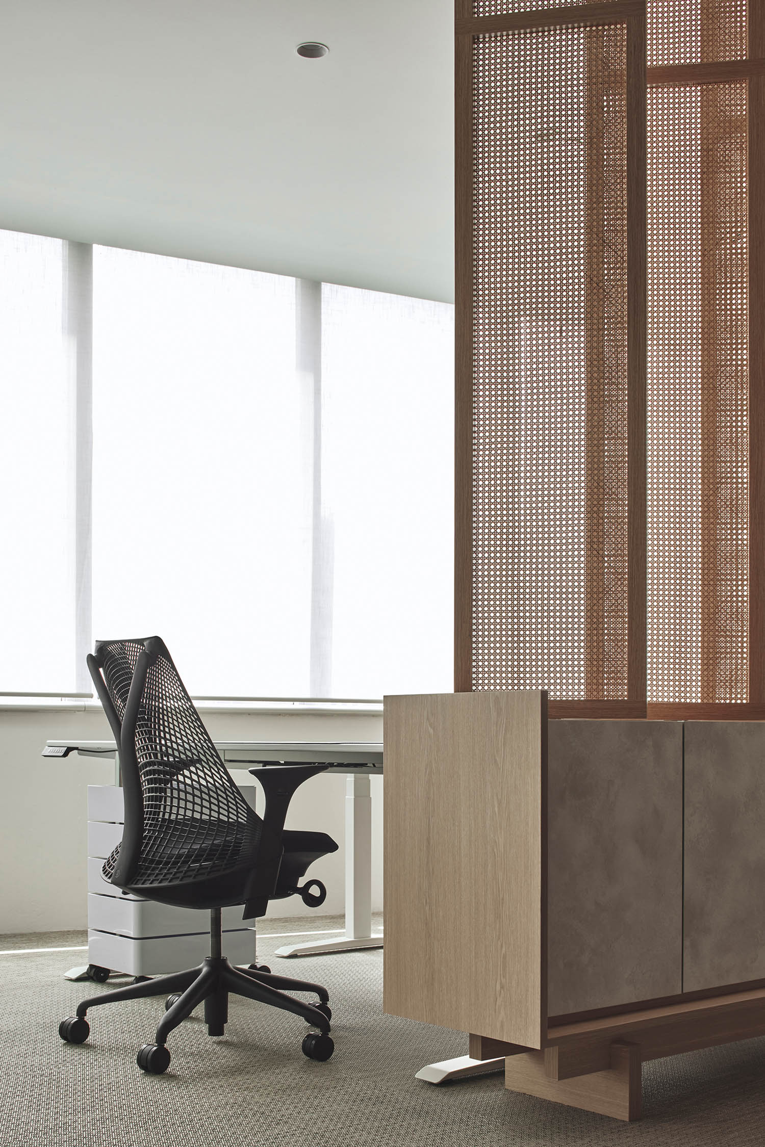 Right Angle Studio Designs an Inviting Family Office in Singapore ...