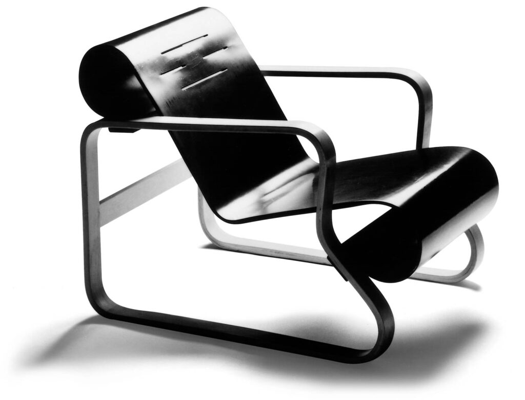 Alvar Aalto designs the Paimio chair