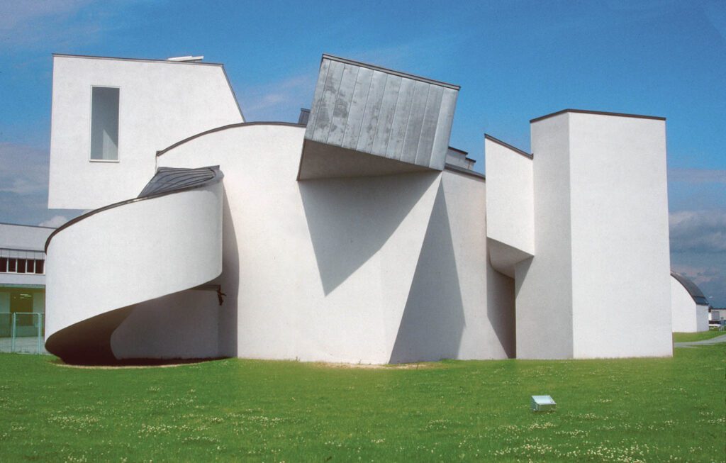 The Vitra Design Museum (1989) in Weil am Rhein, Germany, was Frank Gehry’s first use of curvilinear forms.