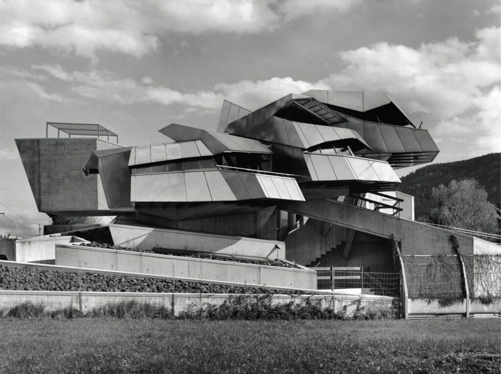 Another unbuilt Hadid project, a house (2010) in La Jolla, California, was imagined with an asymmetrical, gull-winged roof.