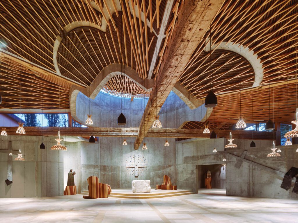 In the nave, a pine-slat vault backdrops the beams, which were salvaged from Ferrara’s recently restored town hall and installed in a cross formation.