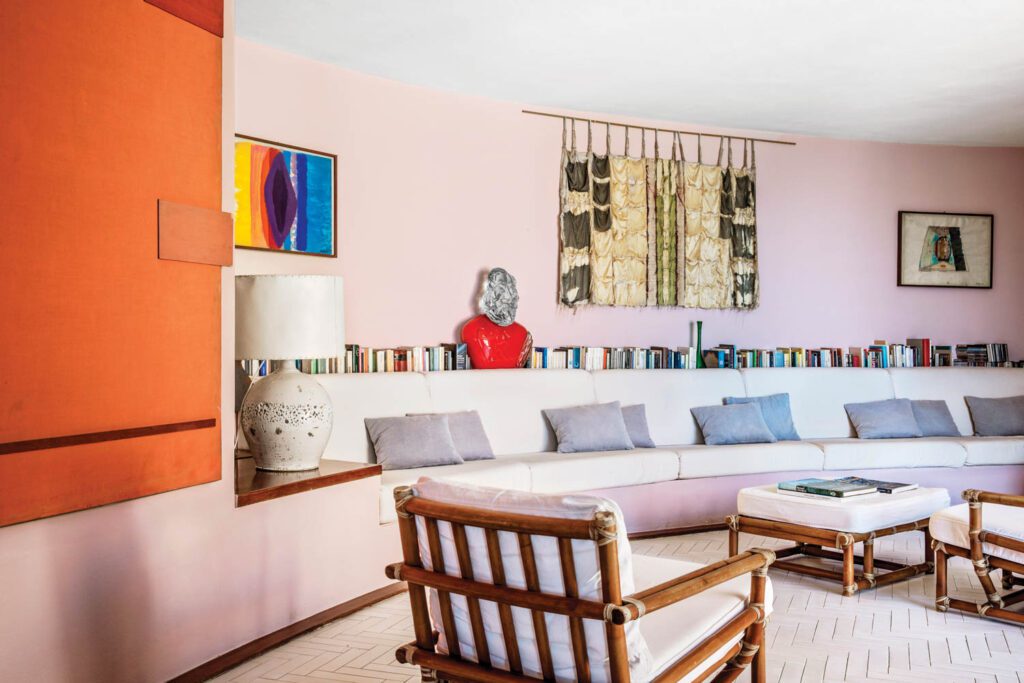 A built-in sofa, echoing the curve of the living room wall in Casa Rotonda.