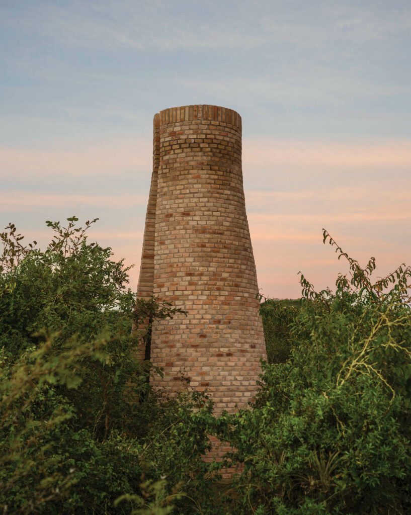 A tower containing showers serves the hammam.