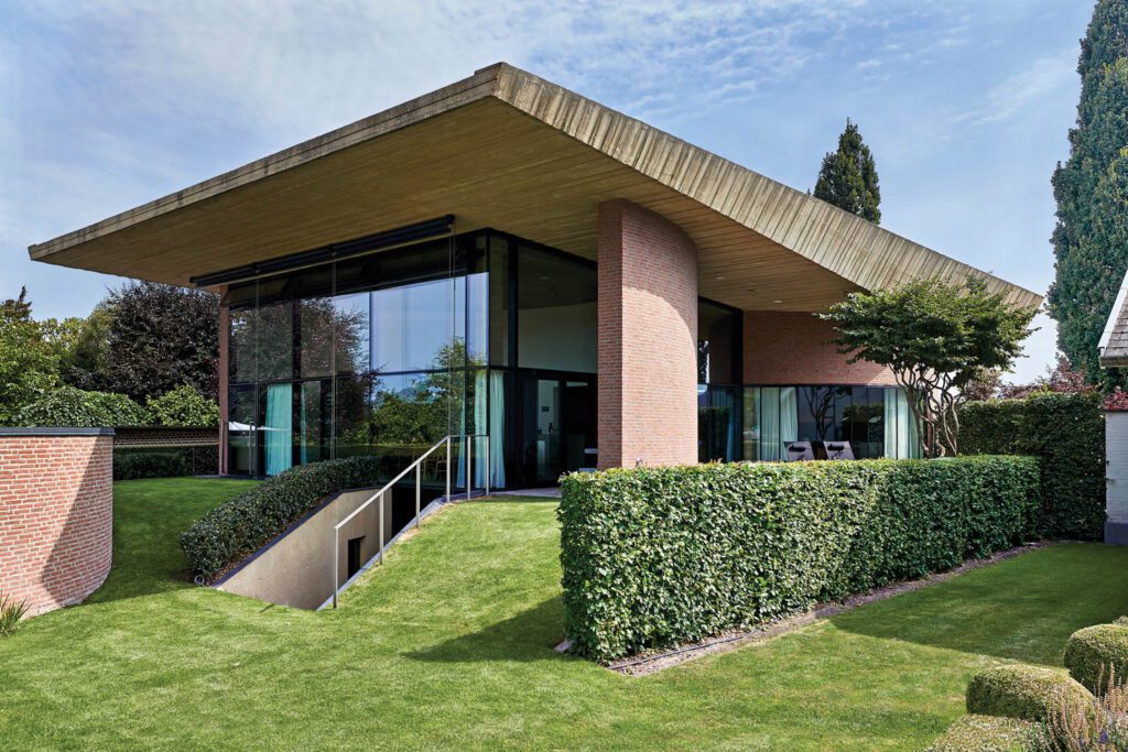 a brick house in Pelt, Belgium. Photography by Jan Verlinde/Living Inside. 