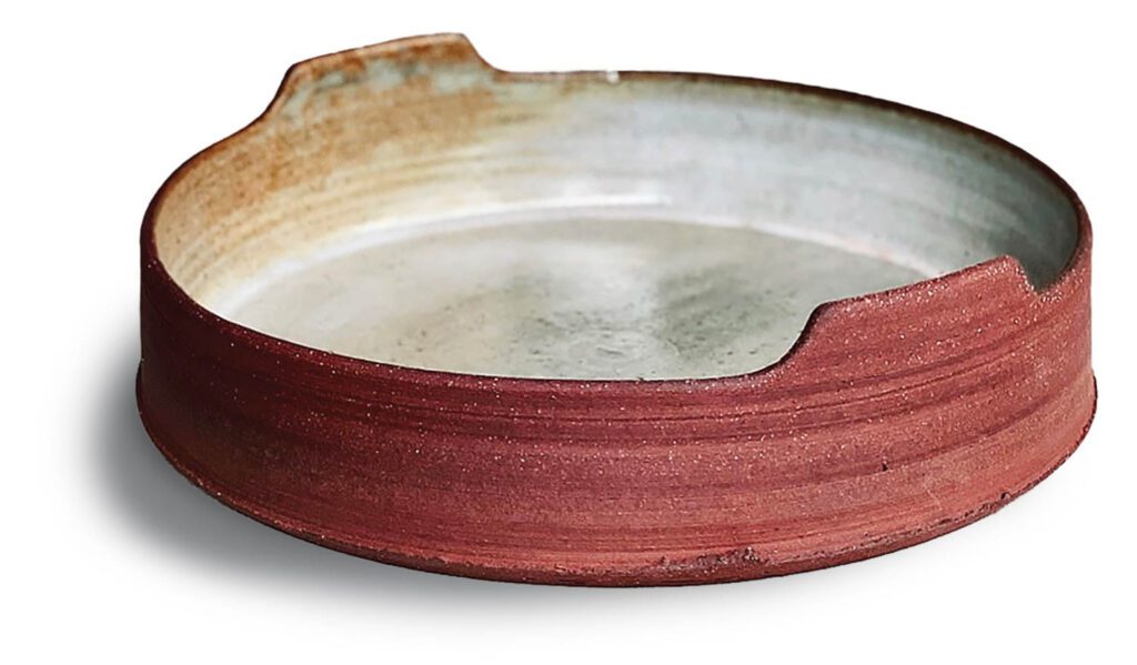 An oven dish in red rough clay.