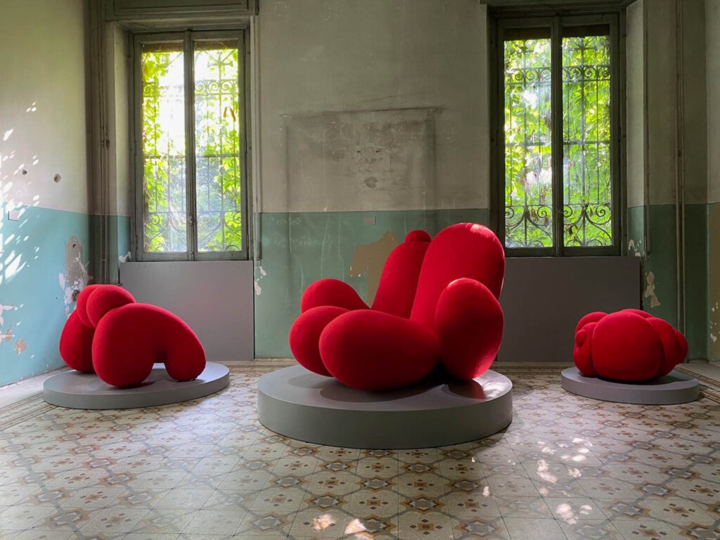 Peaches is an upholstered seating collection by Lara Bohinc for Bohinc Studio. Wool-upholstered foam layers are behind the voluptuous soft curves of armchairs Big Girl and Derrière and the Peachy pouf.