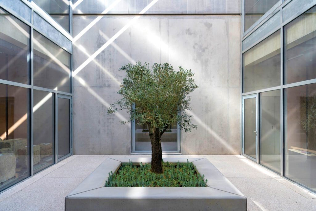 An open courtyard, one of three in the administrative section, recalls the atrium in a Roman house.