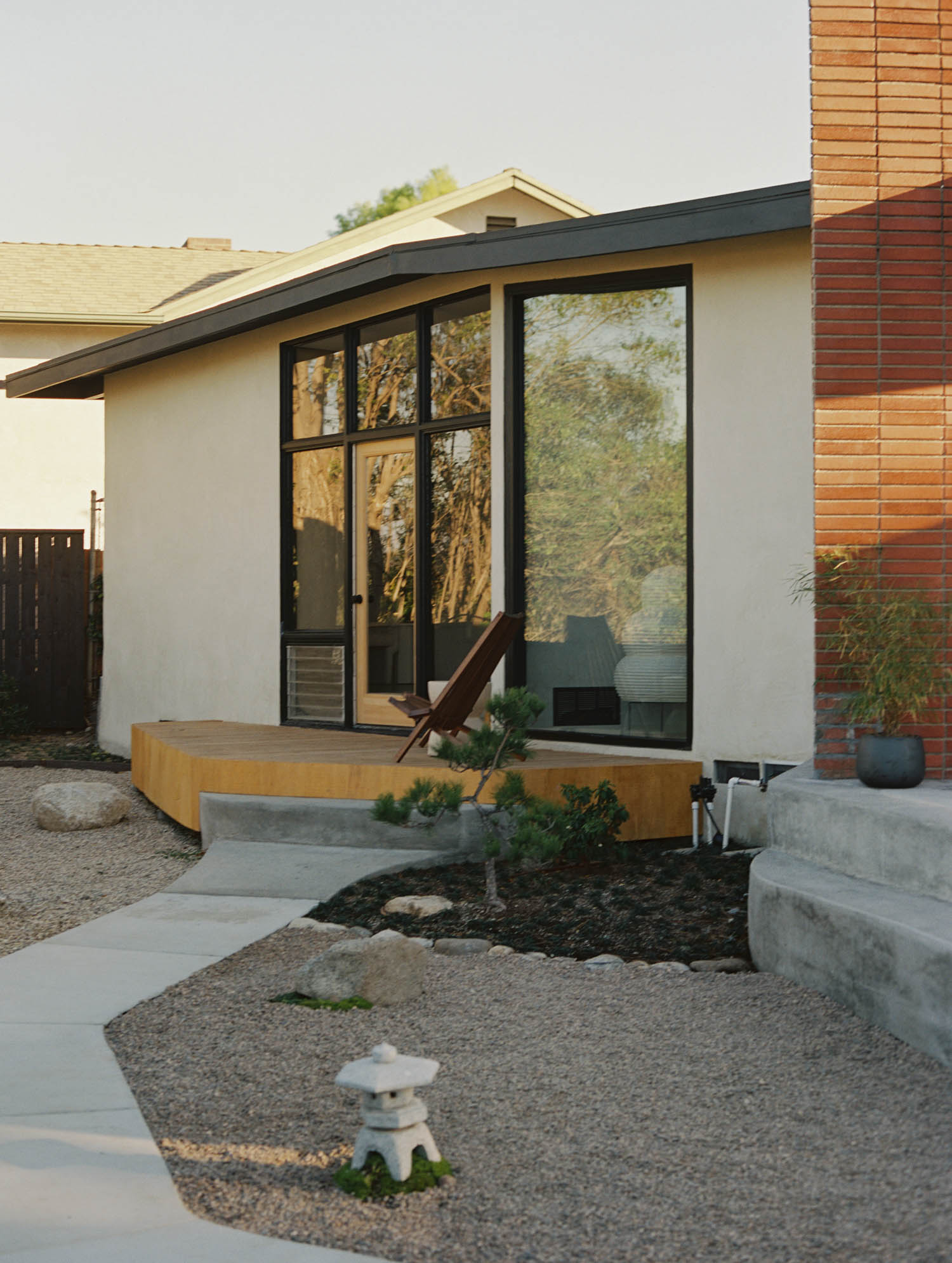 OWIU built an elevated deck from the main bedroom, evoking a platform in a Zen garden that reflects the change of space