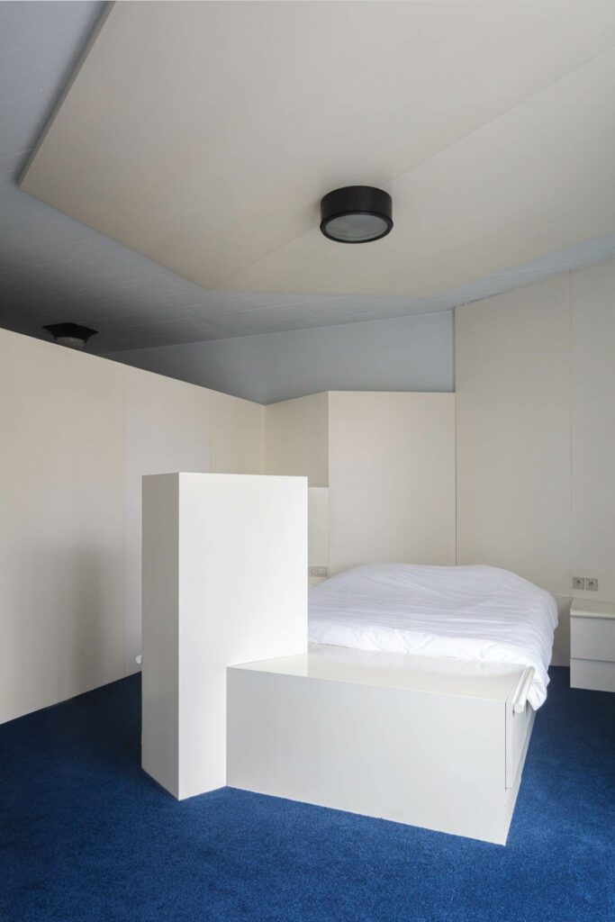 The foot of the built-in bed incorporates a cabinet