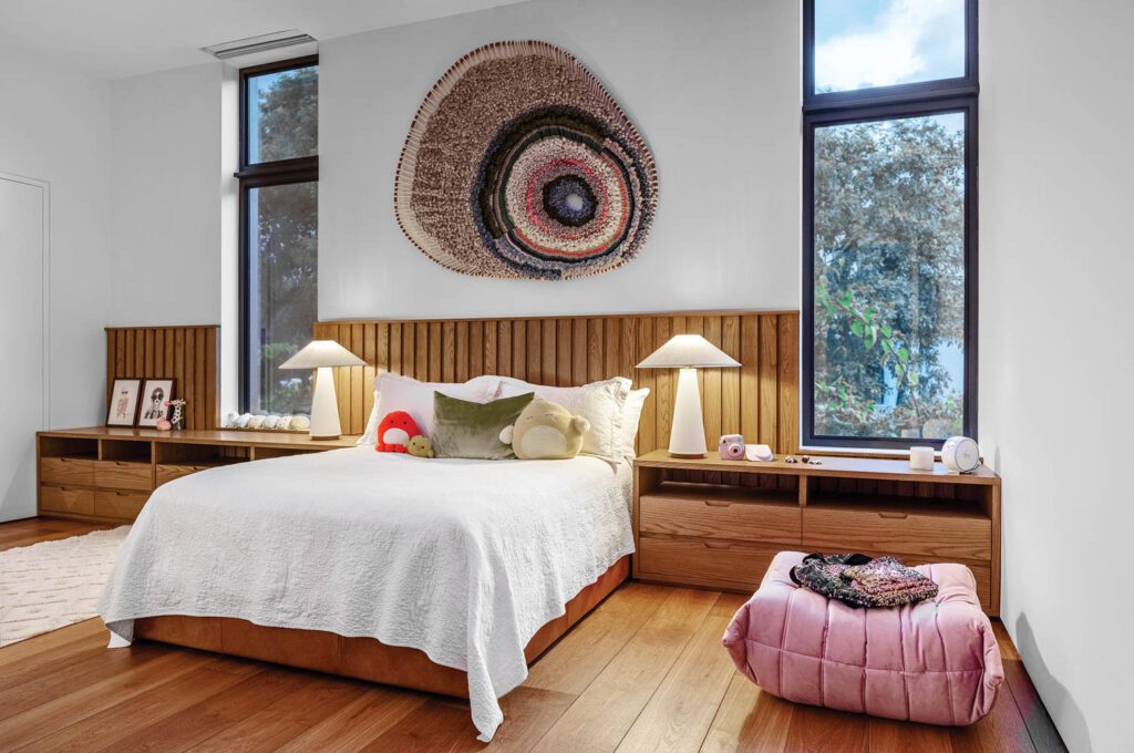 The daughter’s bedroom is furnished with a Togo pouf by Michel Ducaroy and a woven artwork by Tammy Kanat.