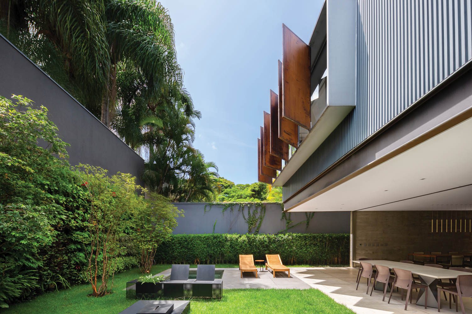 10 Modern Homes That Seamlessly Blend Indoor and Outdoors Spaces