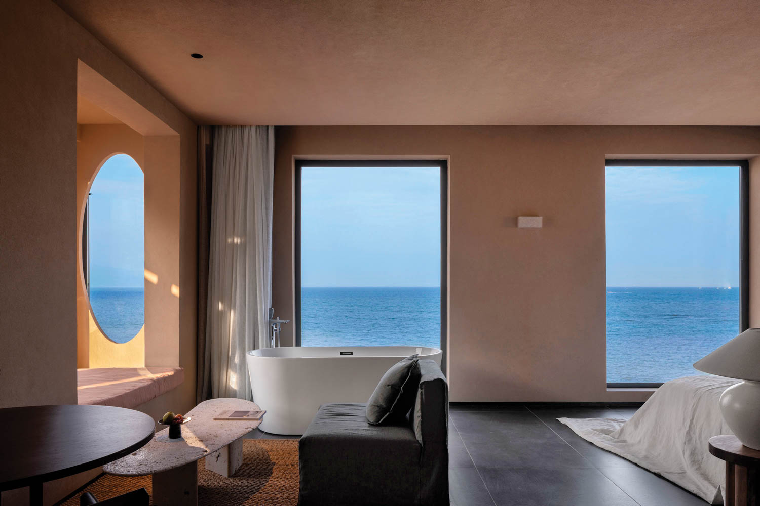 an ocean-facing guest room in a Shenzhen seaside resort