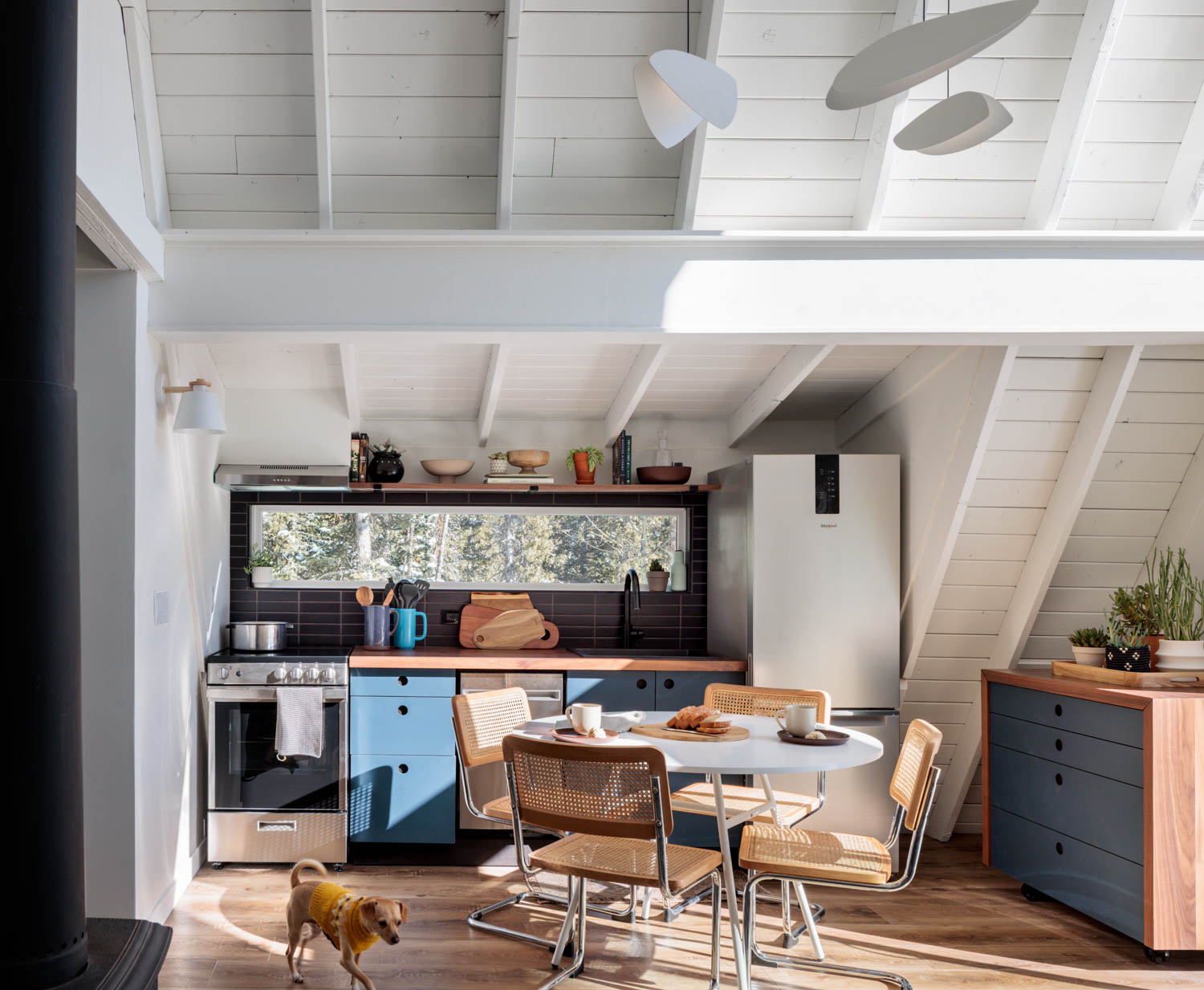 This Cozy Ski Chalet Blends Styles from the 1970s and Today