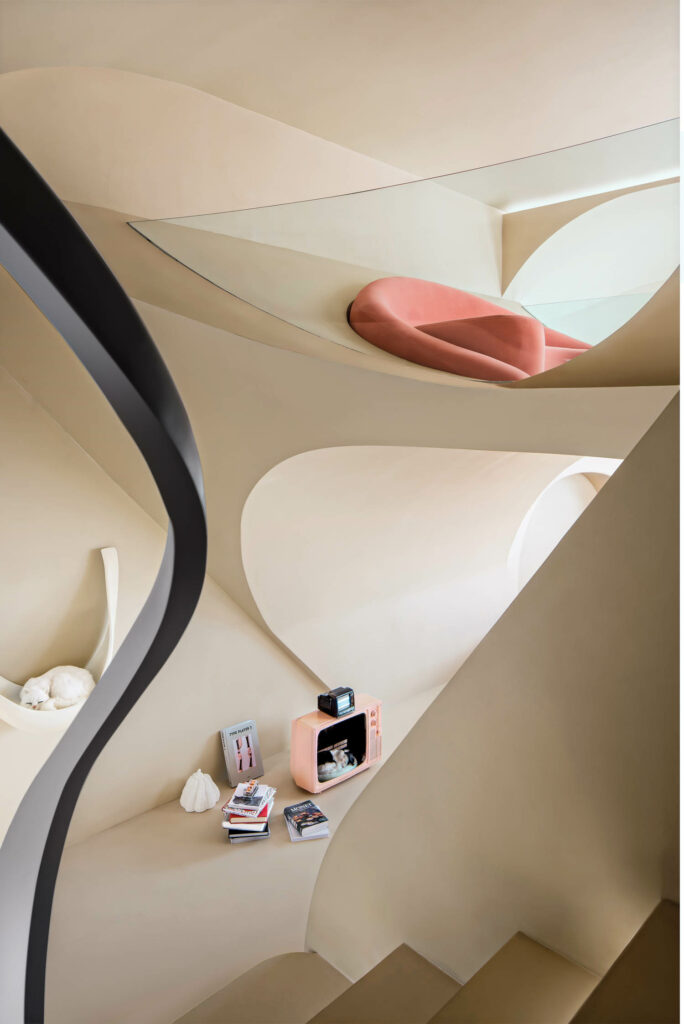 winding walls in an apartment