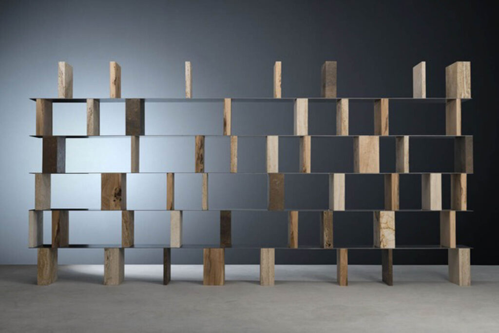 A room divider made of wood blocks and empty shelves by Elementi 