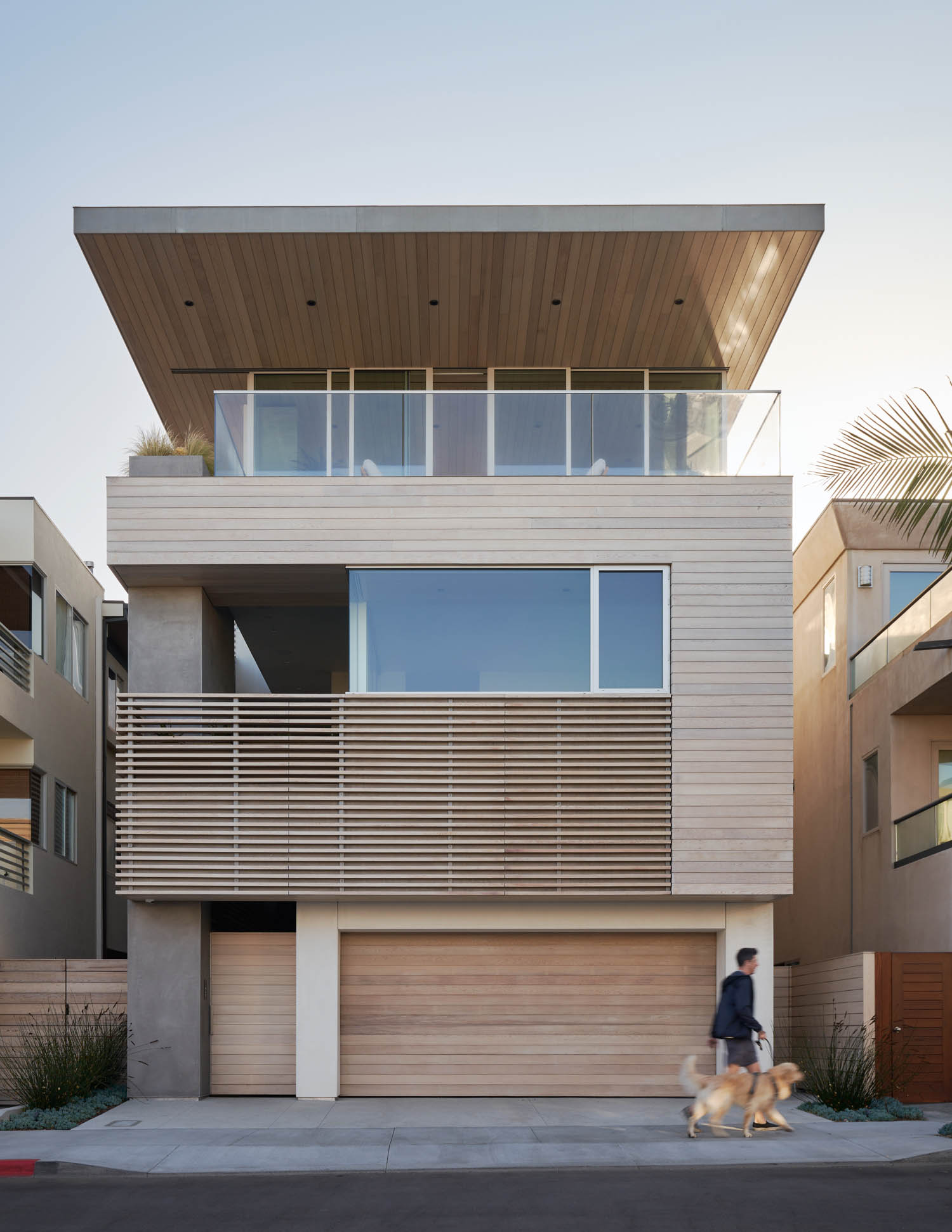 A Contemporary Beach House with Modernist Allure