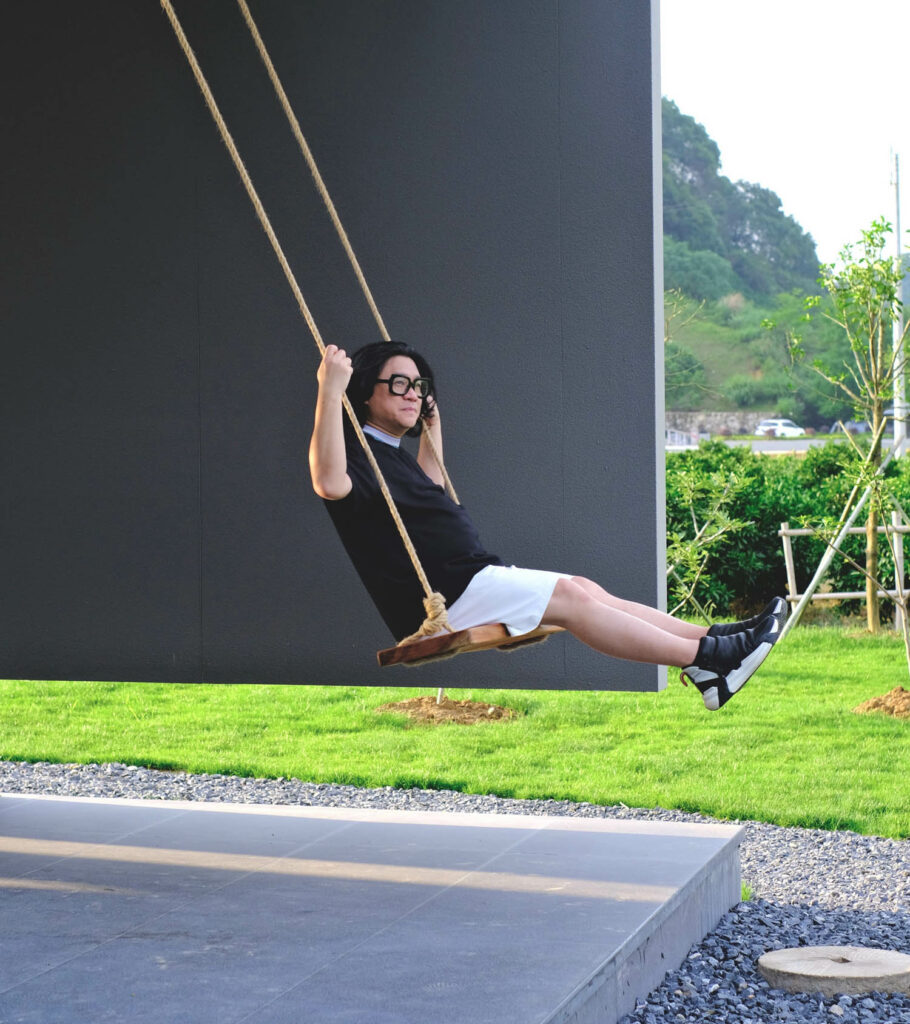 Joey Ho on a swing