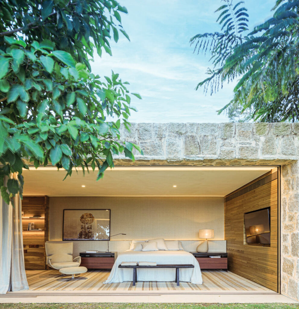 a porcelain floor on the main bedroom suite of the main bedroom 