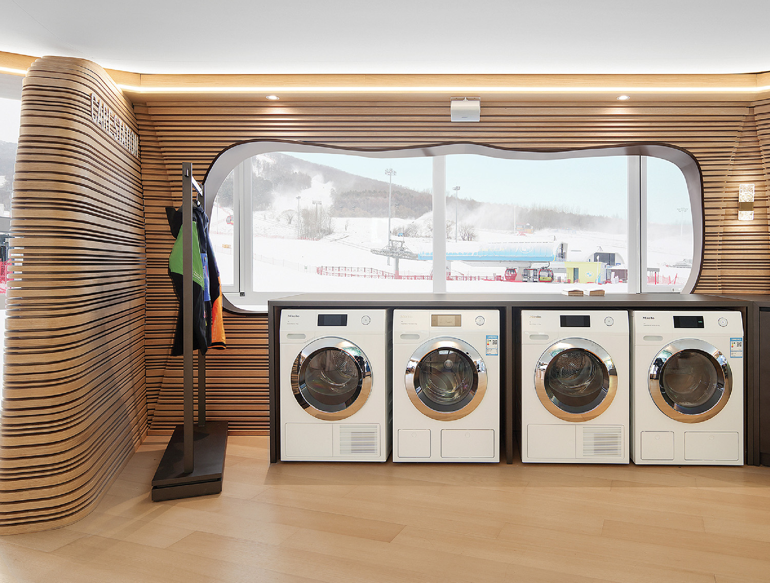 A room with a bunch of washing machines.