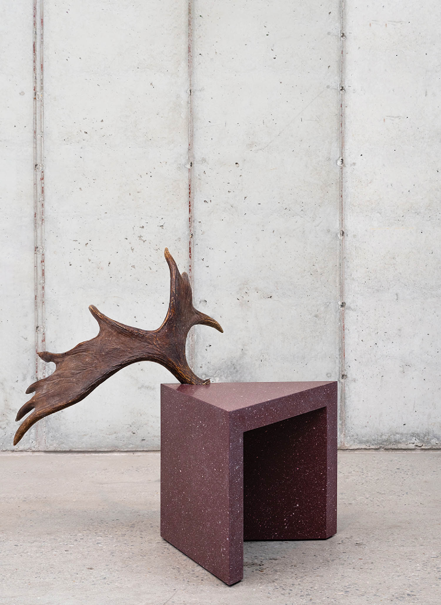 A sculpture of a deer' s ant ant.
