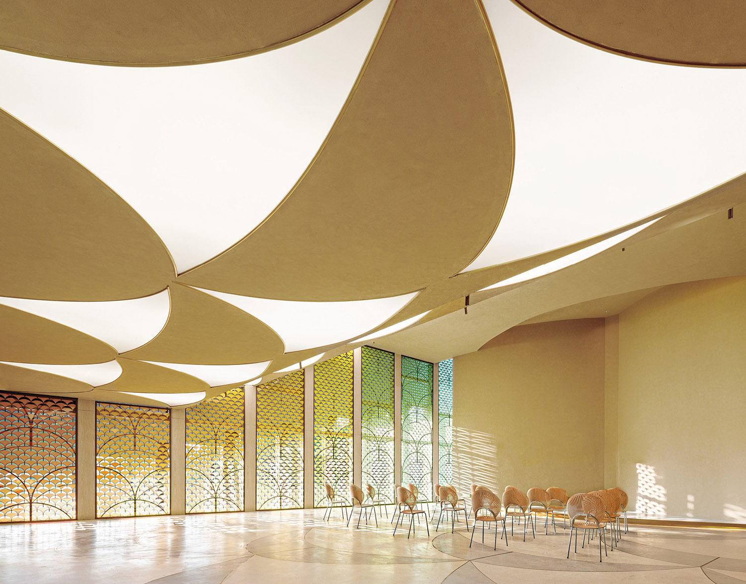 A room with a large ceiling and a table.