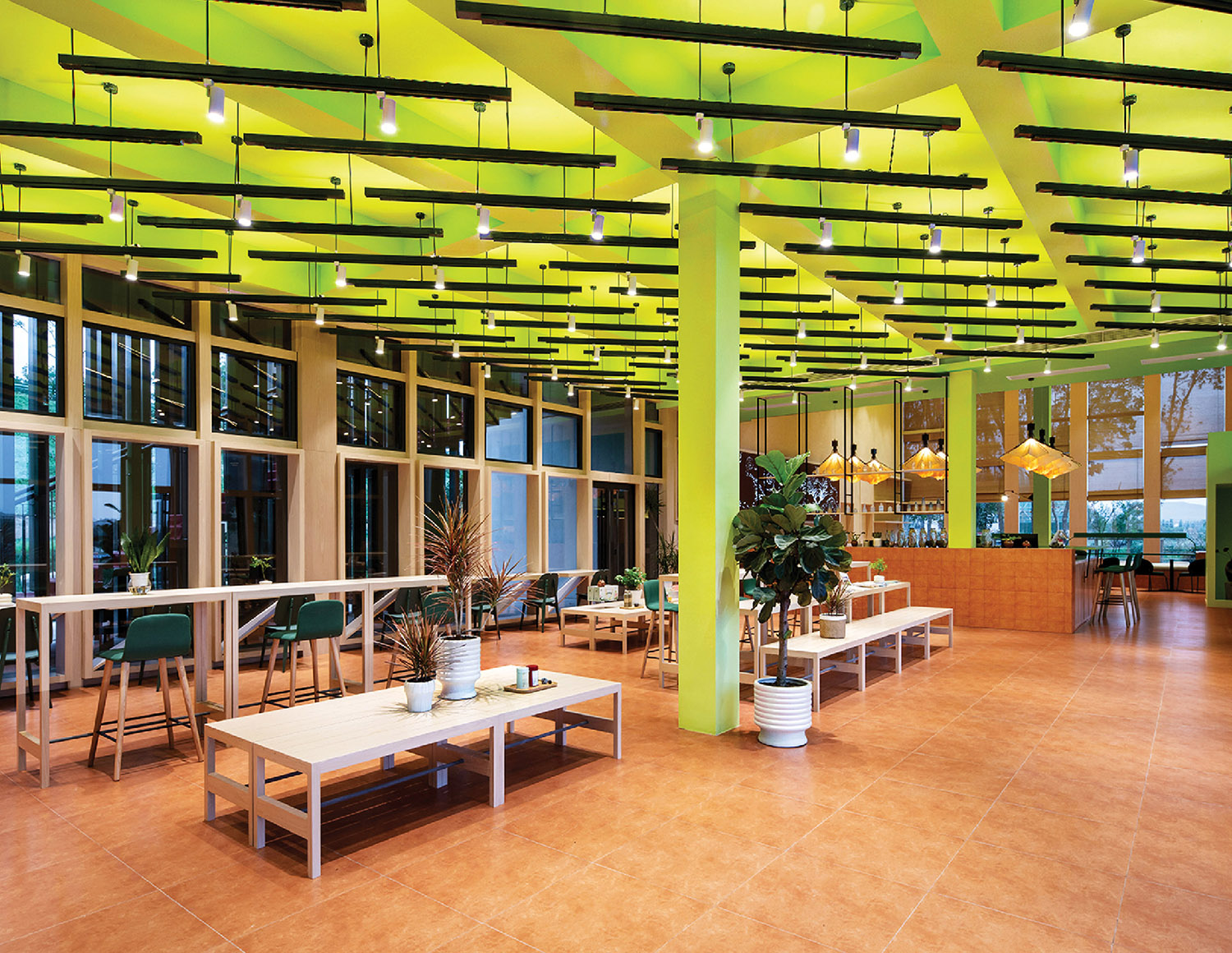 A room with a lot of tables and chairs.