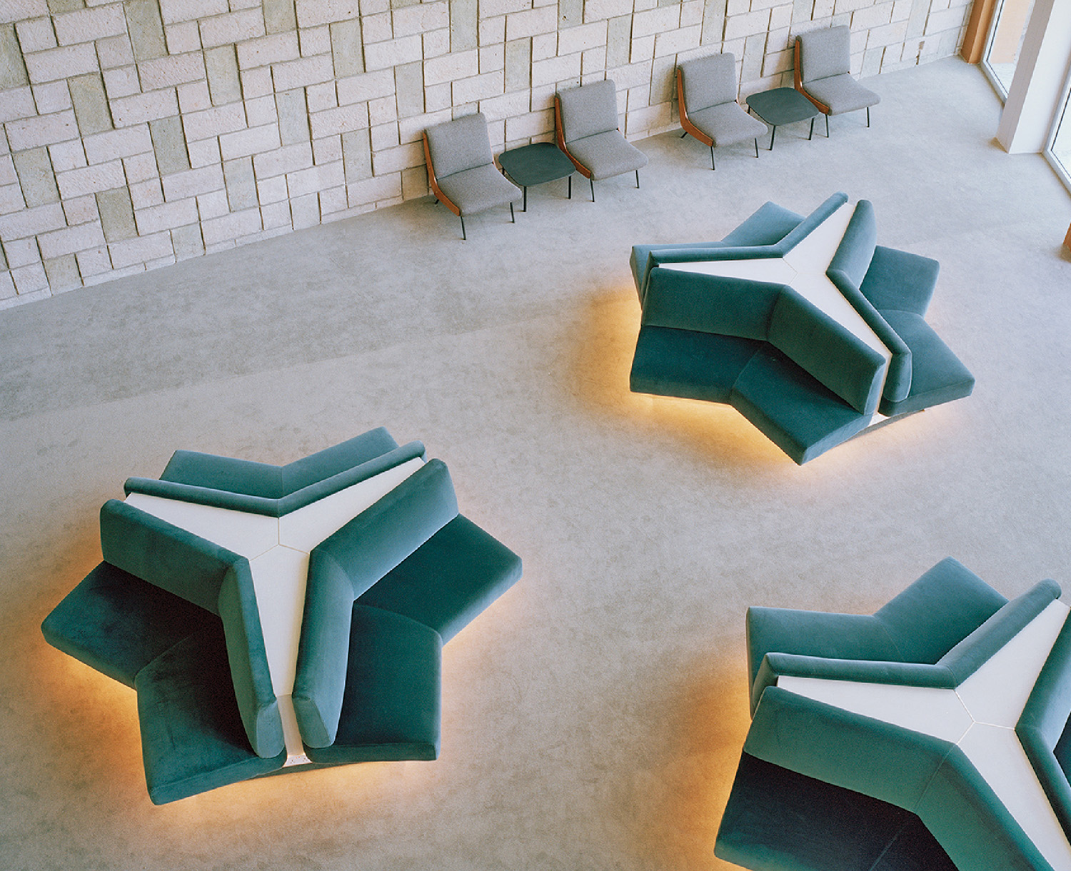 A room with a lot of chairs and a wall.