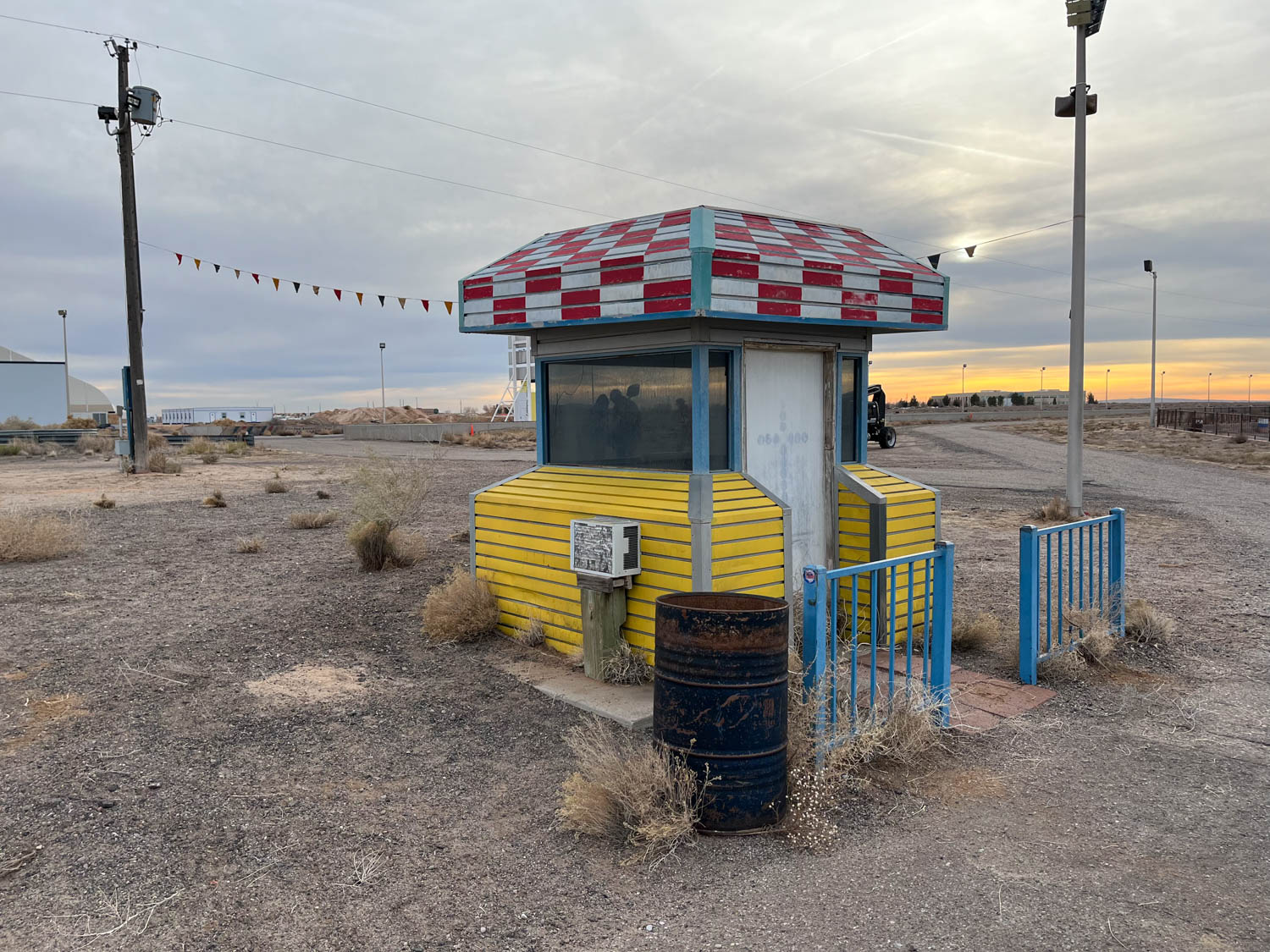 a small shack in the middle of the desert