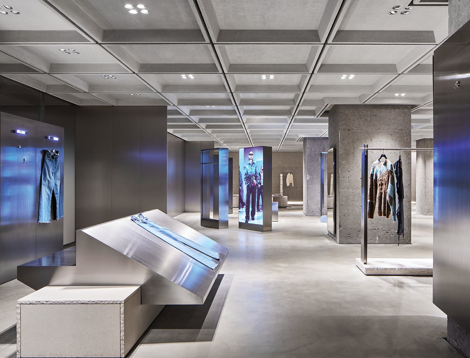 A room with a bench and a mirror in ZARA