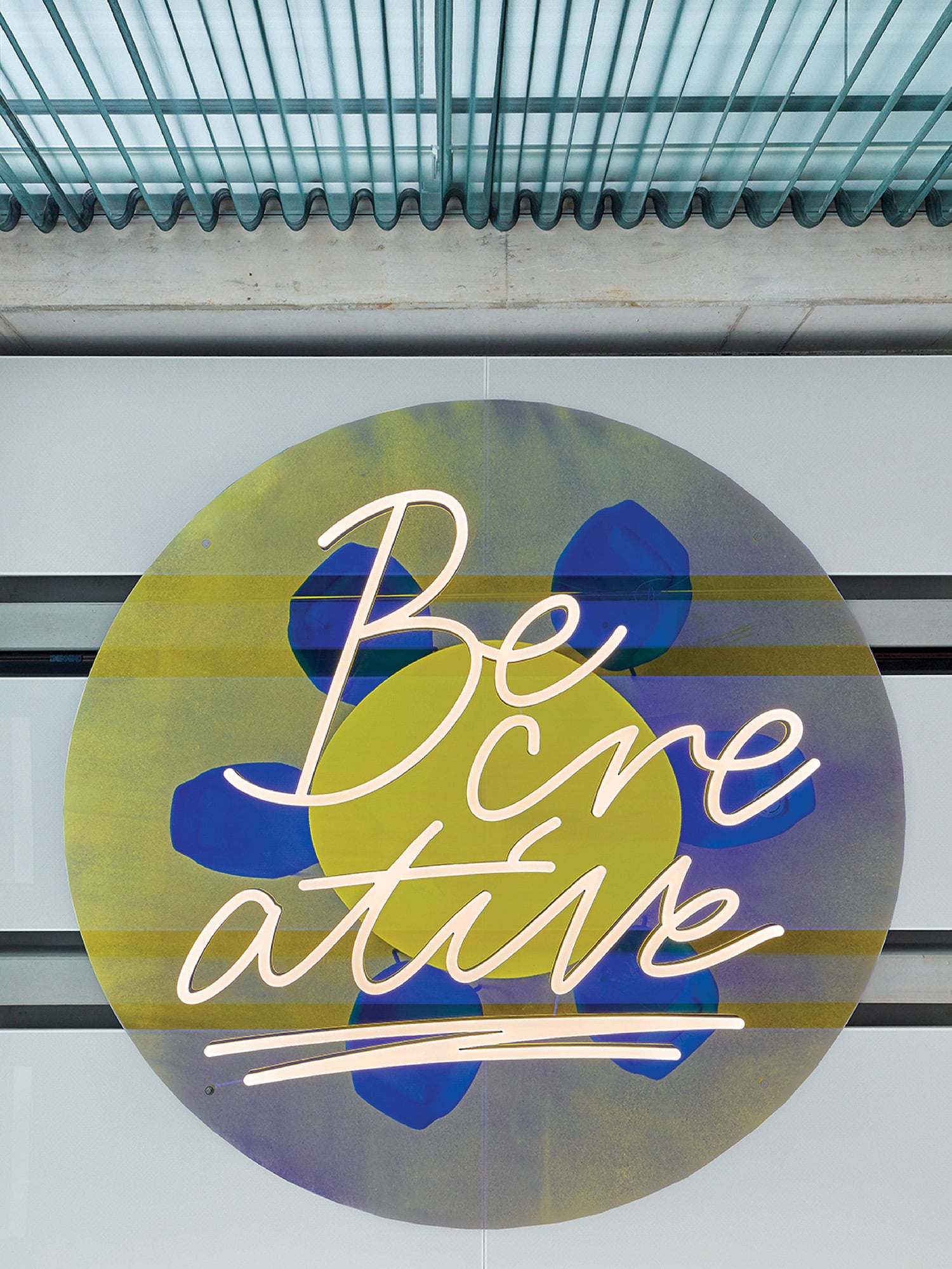 A sign that says be nice