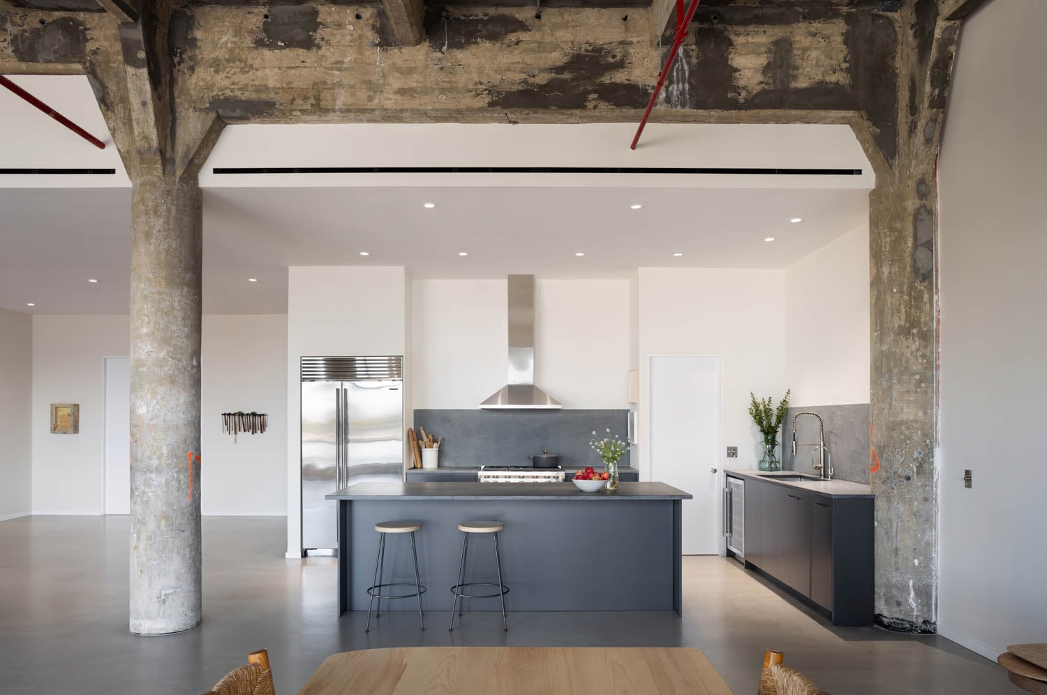 kitchen between two columns