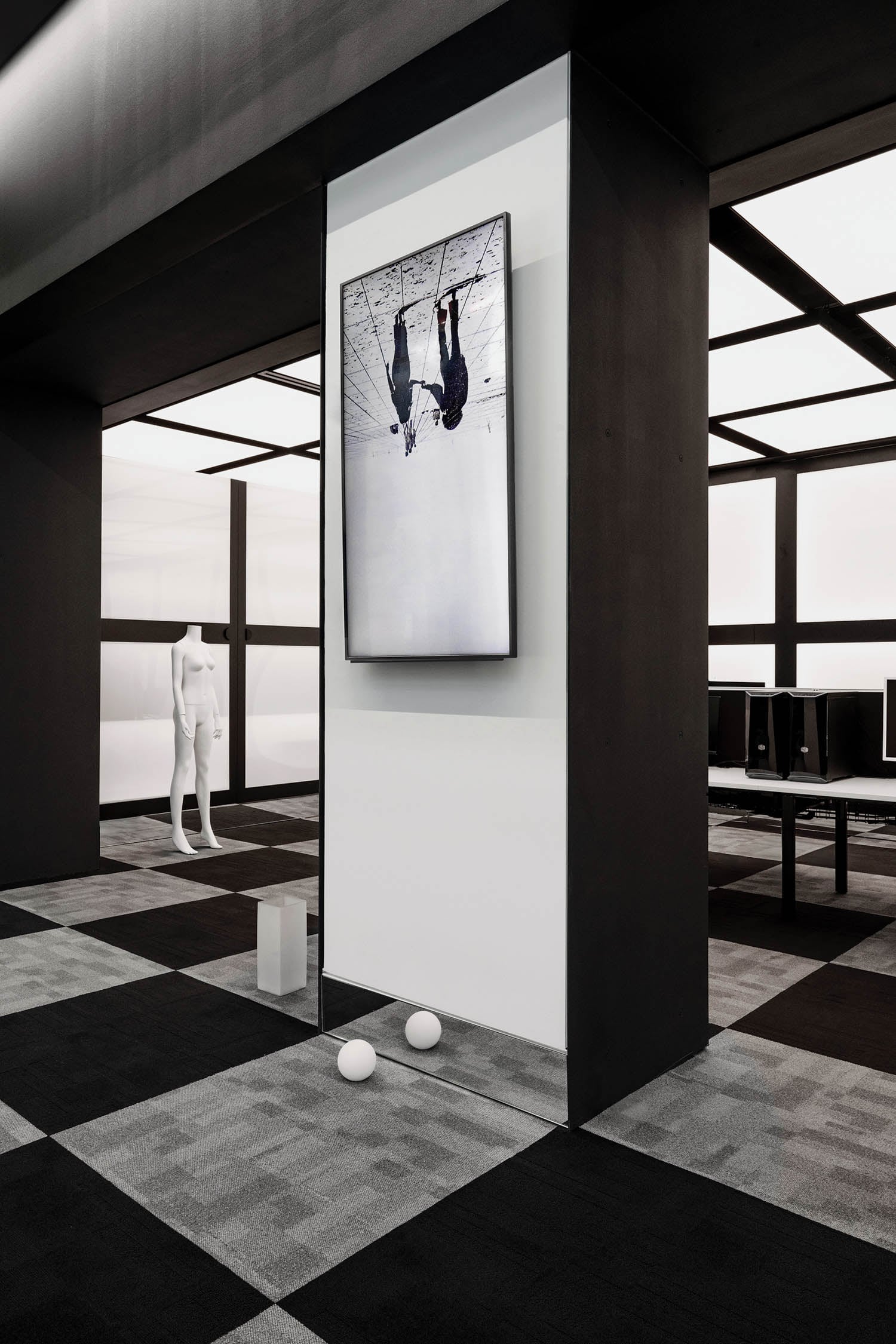 room with grey column