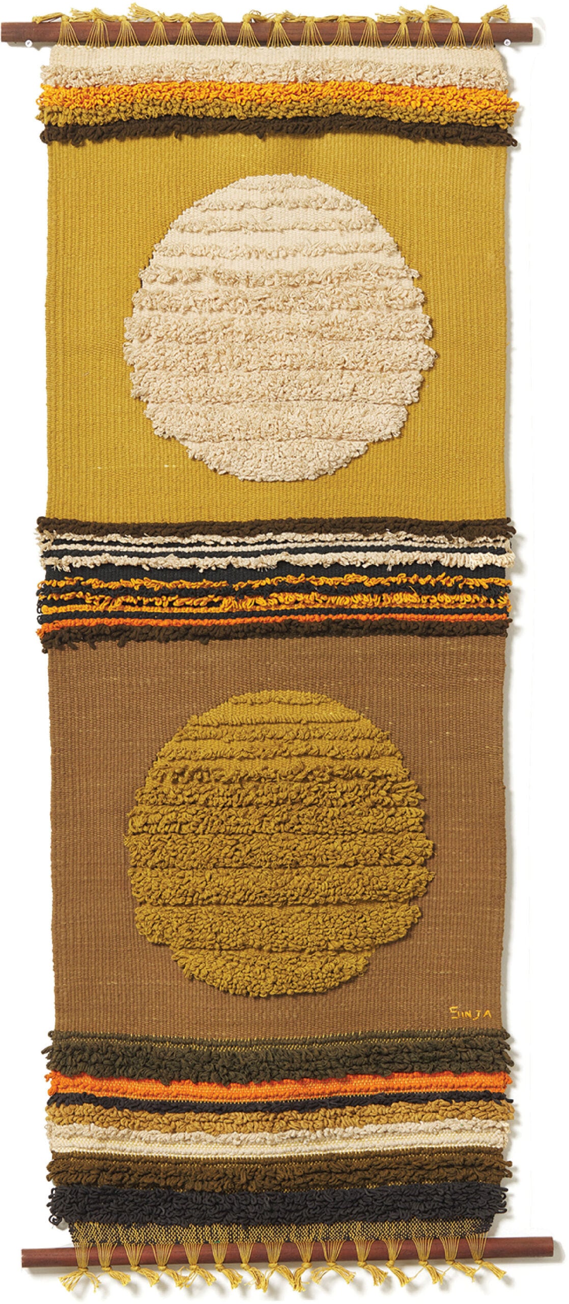 A rug with a circle on it.