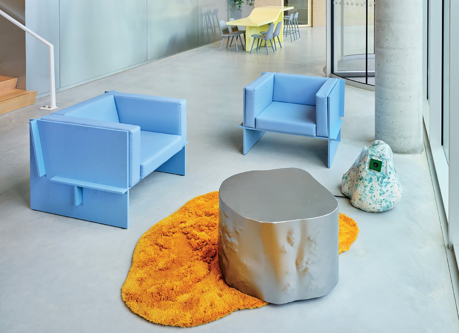 A blue chair and a yellow chair in a room.