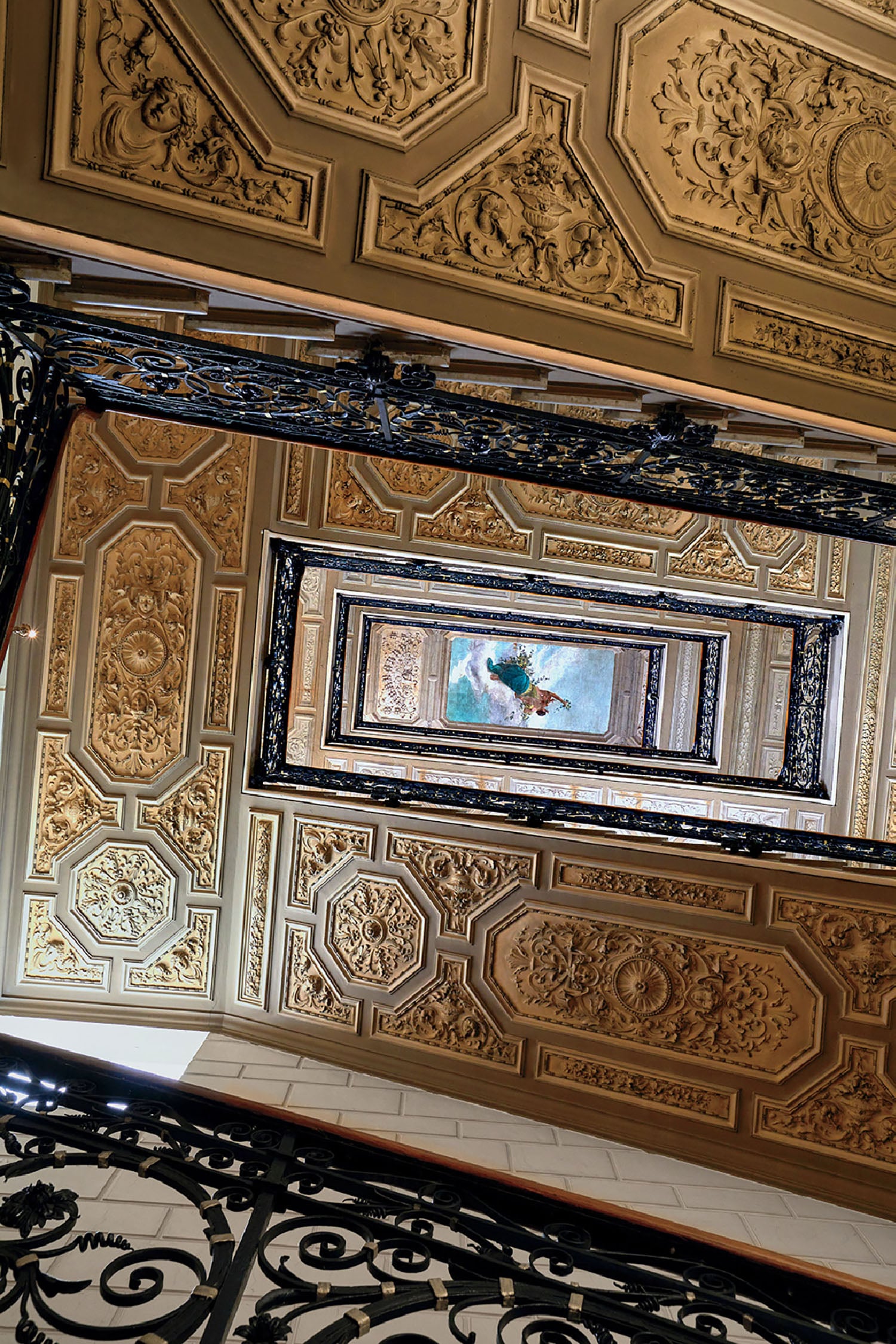 A mirror in a room with a decorative design.