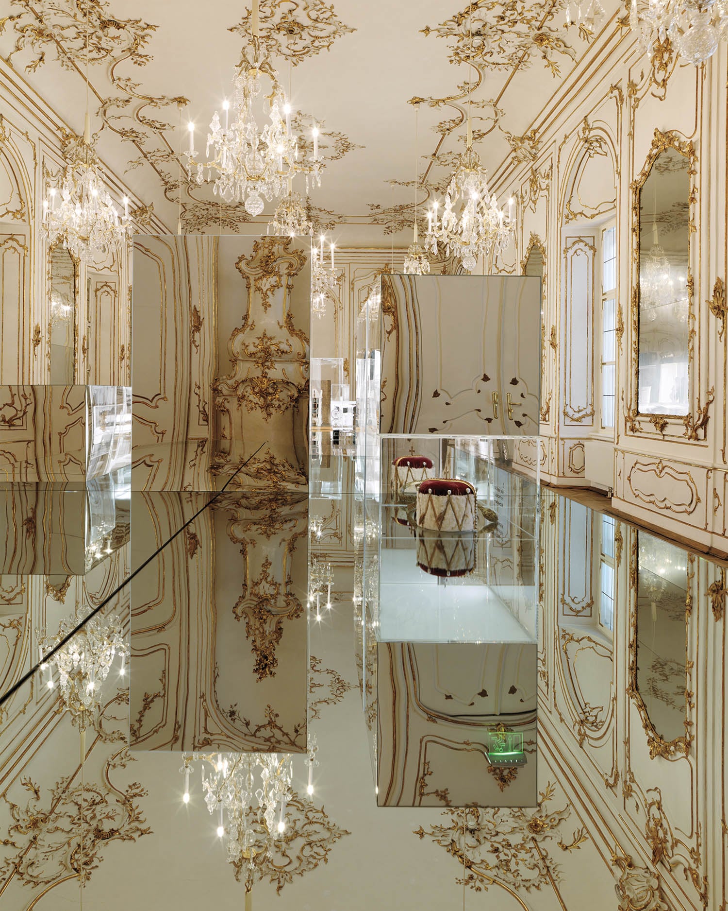 view of exhibition with ornate decorations and wallpaper