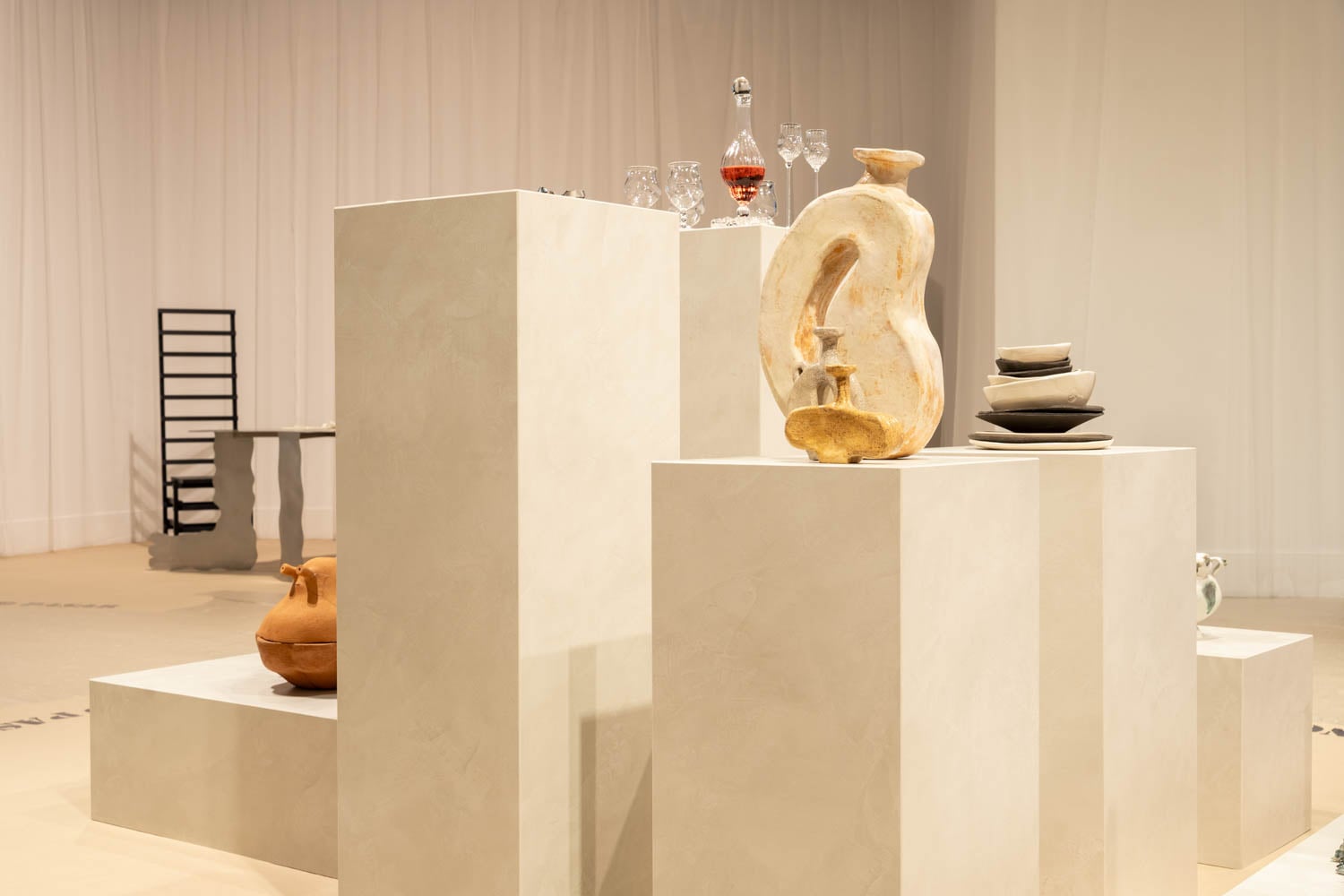 showroom with white pillars and sculptures