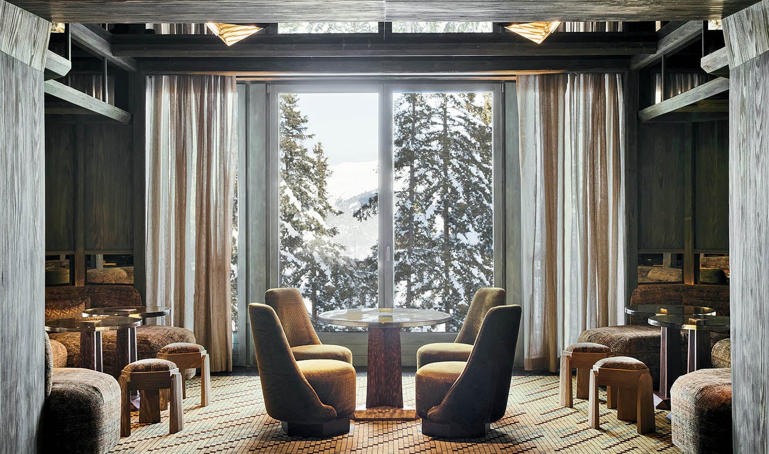 A room with two chairs and a table.